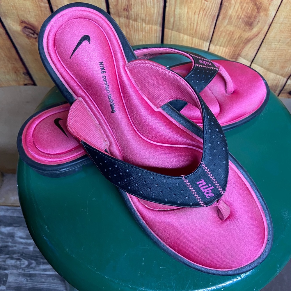 Nike cushioned flip flops